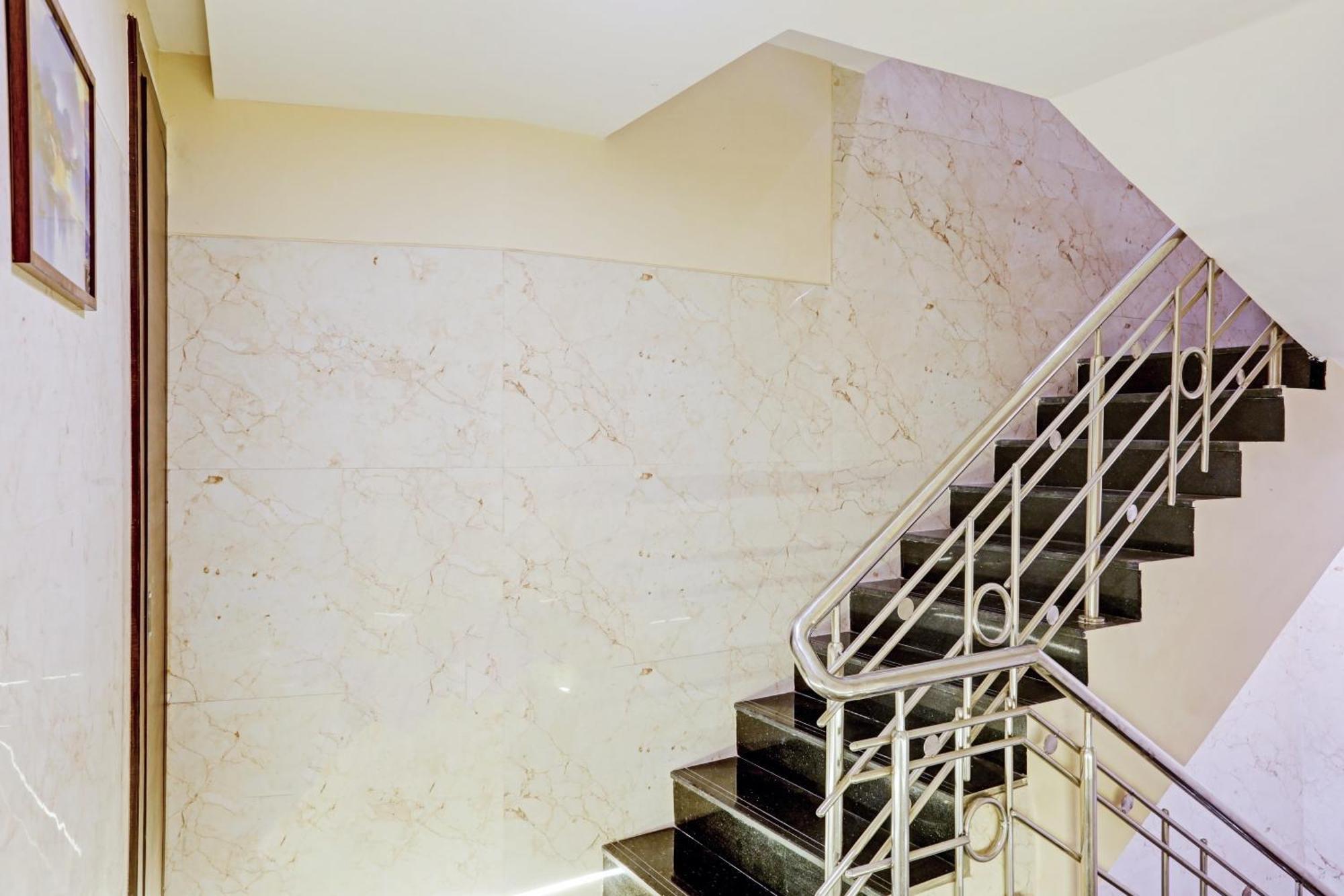 Capital O 80951 Hotel Vertigo Suite مومباي المظهر الخارجي الصورة